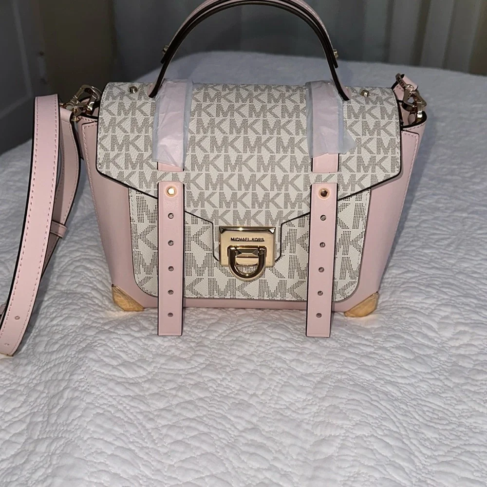 Michael kors Manhattan Medium Leather and Logo Satchel 🤍🩷